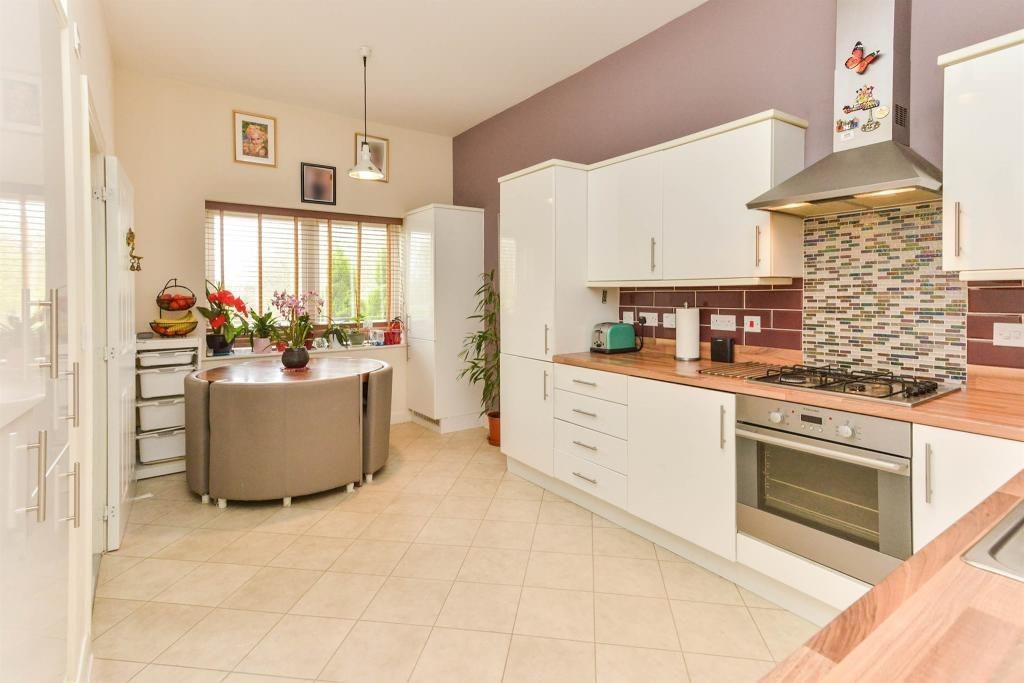 Carradine Crescent, Oxley Park, Milton Keynes